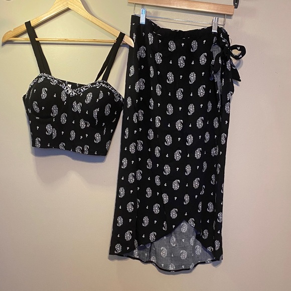 Xhilaration Dresses & Skirts - Xhilaration Black and White Paisley Skirt Set